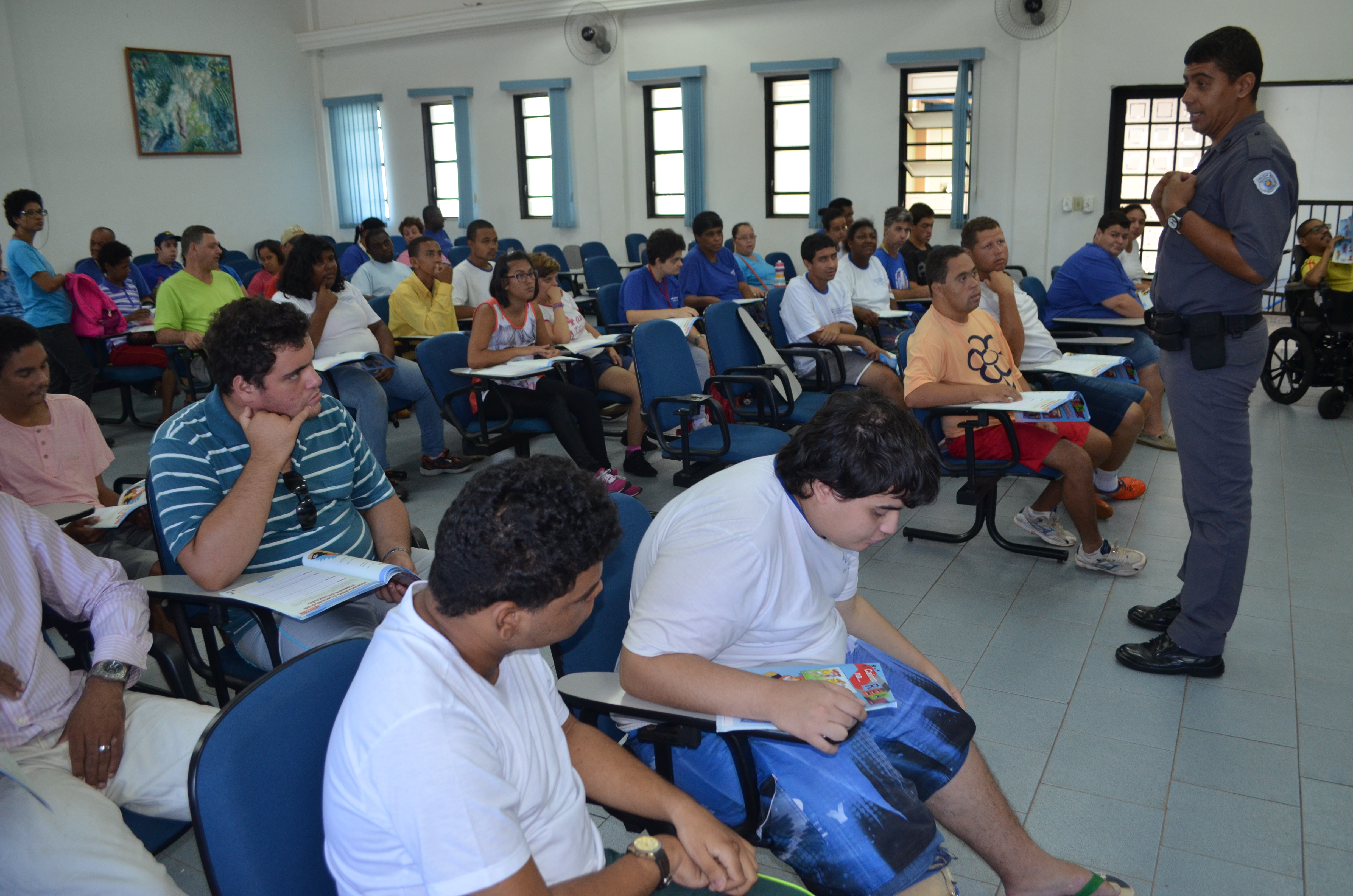 Cabo Márcio José da Silva da PM orienta alunos sobre prevenção às drogas e à violência (Foto: Divulgação)